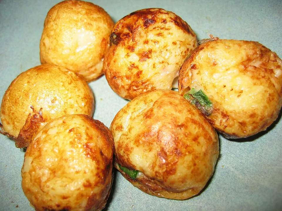 たこ焼きの実写写真（現行形の完成たこ焼き。球形の整った焼き上がり6個（前回却下『形がよくない』の是正＝丸い球形が明瞭な一枚））