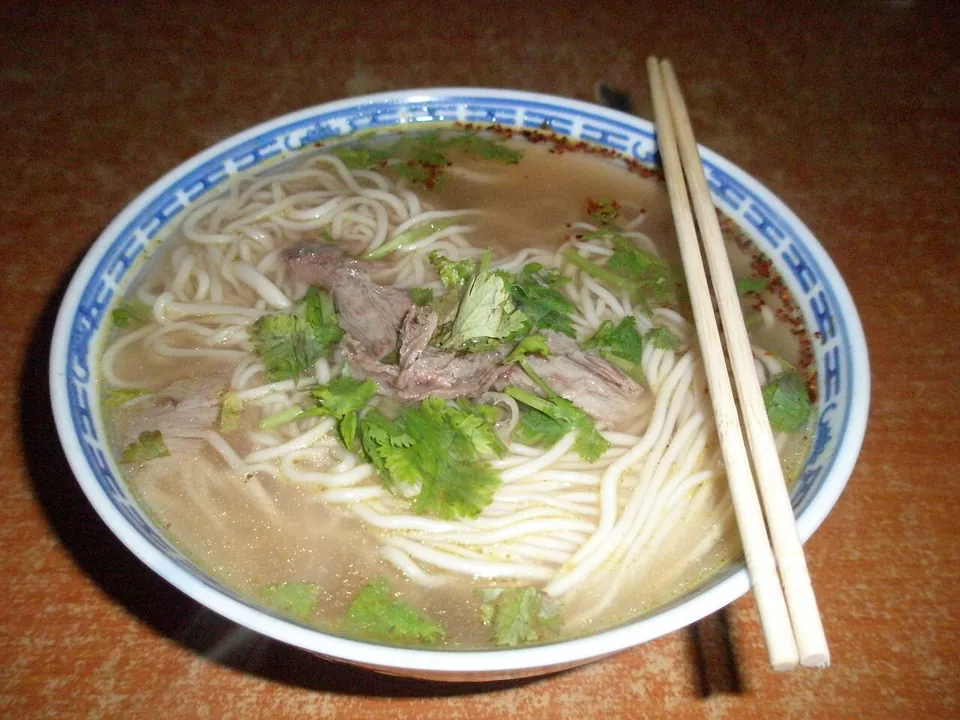 中国拉麺の実写写真（蘭州牛肉麺=中国式手延べ拉麺の完成椀(澄んだ牛骨スープ+牛肉+手延べ麺)。日本ラーメンとは別系統。撮影地は南京の蘭州拉麺店=現行形）