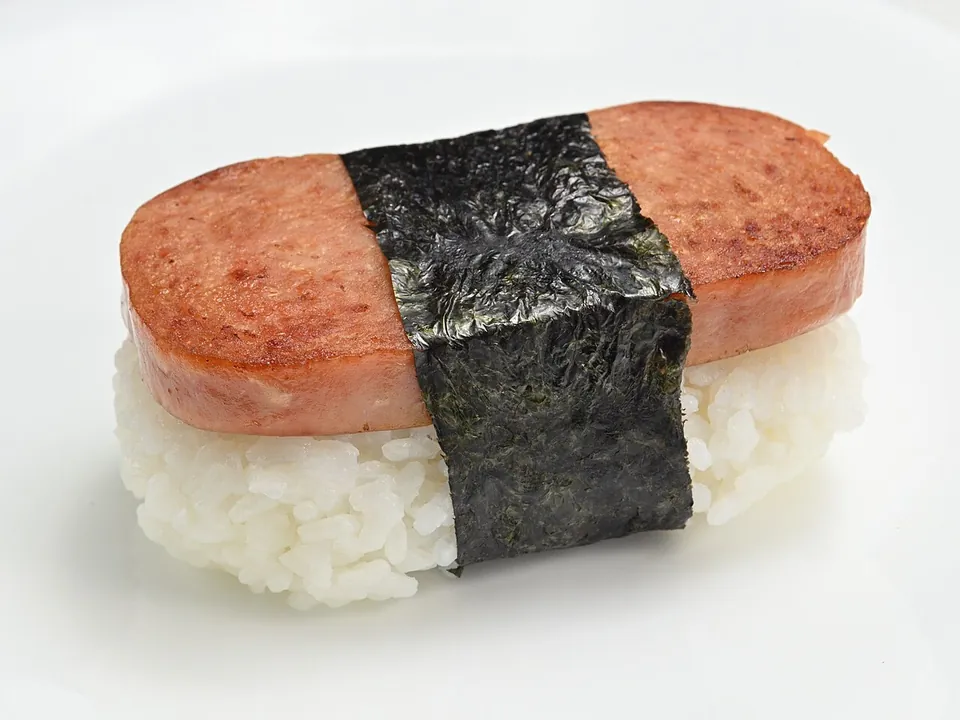 スパムむすびの実写写真（スパムむすび完成形（ハワイの現行形・海苔巻きの握り））